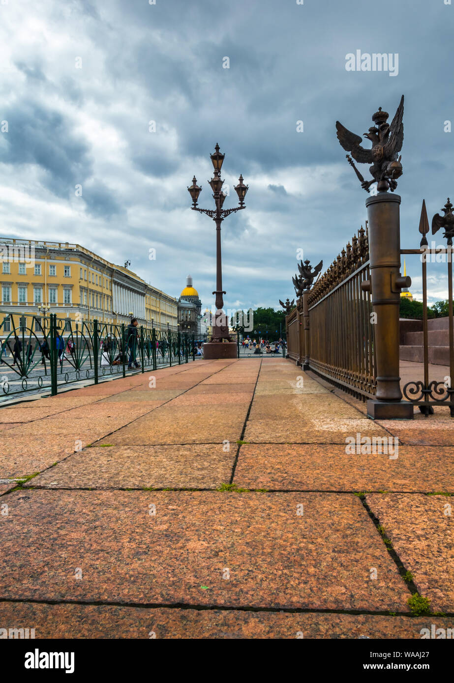 ST. PETERSBURG, Russland - Juli 16, 2016: 3-köpfige Adler, Architektur element Zaun von Alexander Spalte. Bronze, zweiköpfigen Adler auf dem Zaun Stockfoto