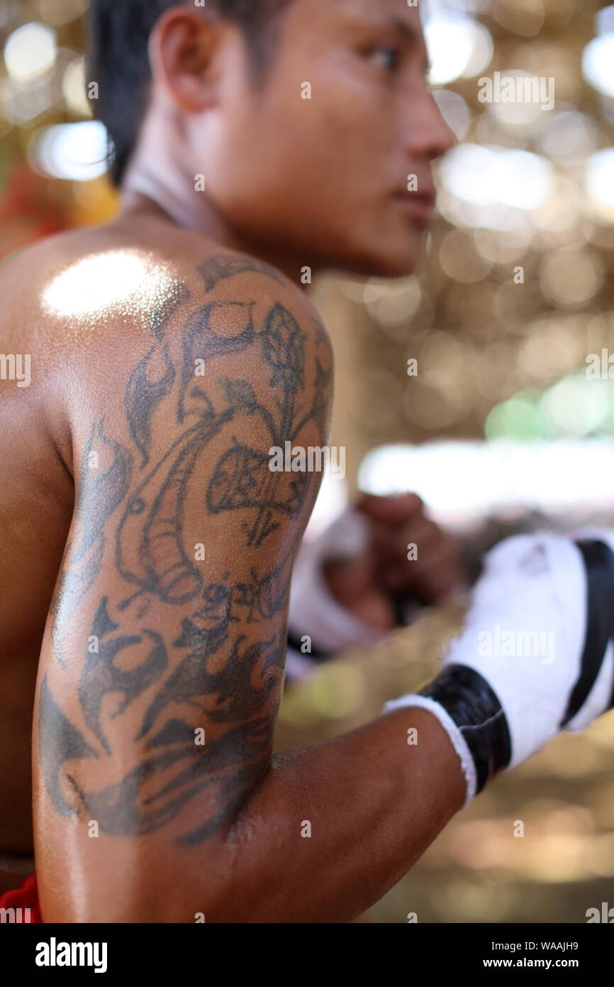 Traditionelle Lethwei Boxer zu einem ländlichen Turnier in einem Dorf in der Nähe von Hpa ein, Myanmar Stockfoto