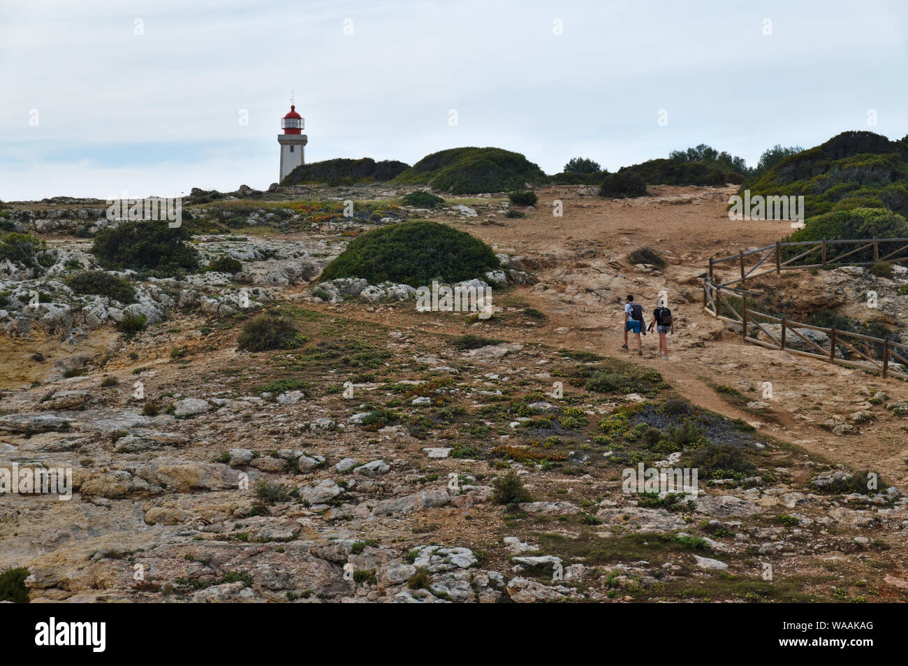 Licht Turm von Alfazina an der Küste von Lagoa. Algarve, Portugal Stockfoto