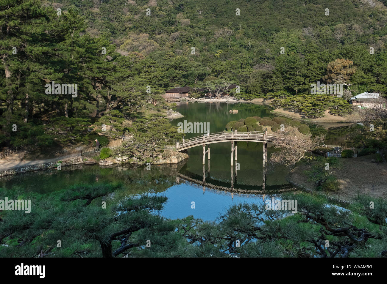 Crescent-Mondbrücke im Ritsurin Garden in Shikoku, Japan Stockfoto