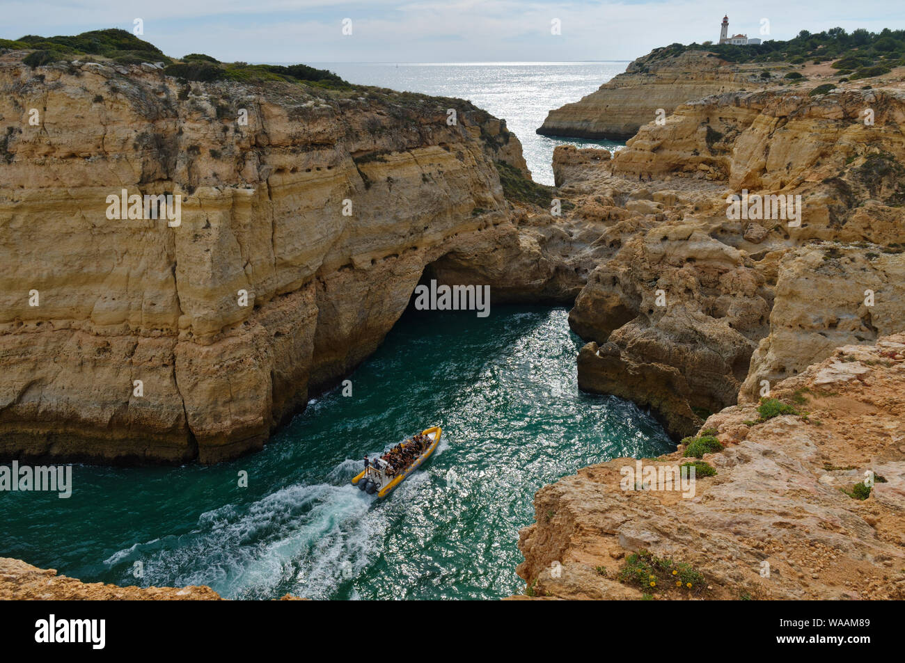 Bootstouren entlang der Küste und Höhlen von Algarve Lagoa, Portugal Stockfoto