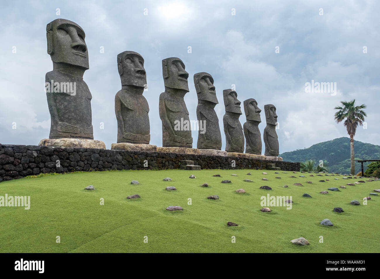 Ein Blick auf die sieben Replik der Osterinsel Moai Statuen bei Sun Messe Nichinan in Miyazaki Präfektur, Kyushu, Japan Stockfoto