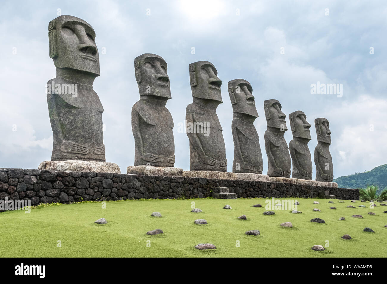 Eine Nahaufnahme der sieben Replik der Osterinsel Moai Statuen bei Sun Messe Nichinan in Miyazaki Präfektur, Kyushu, Japan Stockfoto