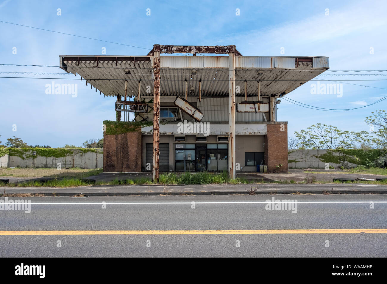 Eine verlassene Tankstelle an einer Autobahn in Miyazaki, Japan Stockfoto