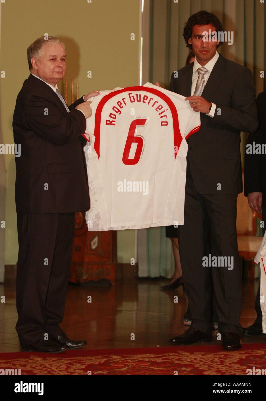 Warschau, Polen 17.04.2008 Bild: Präsident Lech Kaczynski, Fußballspieler Roger Guerreiro Stockfoto