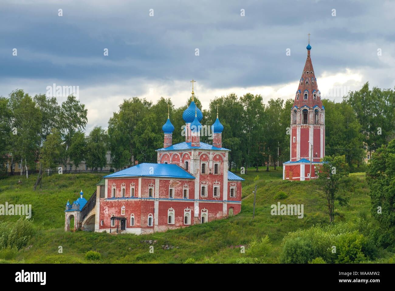 Blick auf die alte Kirche der Ikone der Muttergottes von Kasan auf einem Juli bewölkten Tag. Tutaev, Russland Stockfoto