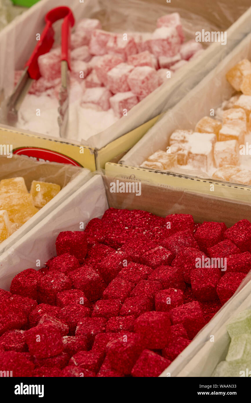 Boxen mit Zucker überzogen Süßigkeiten und Süßwaren auf Anzeige in bunten Show auf eine süße am Marktstand. Stockfoto