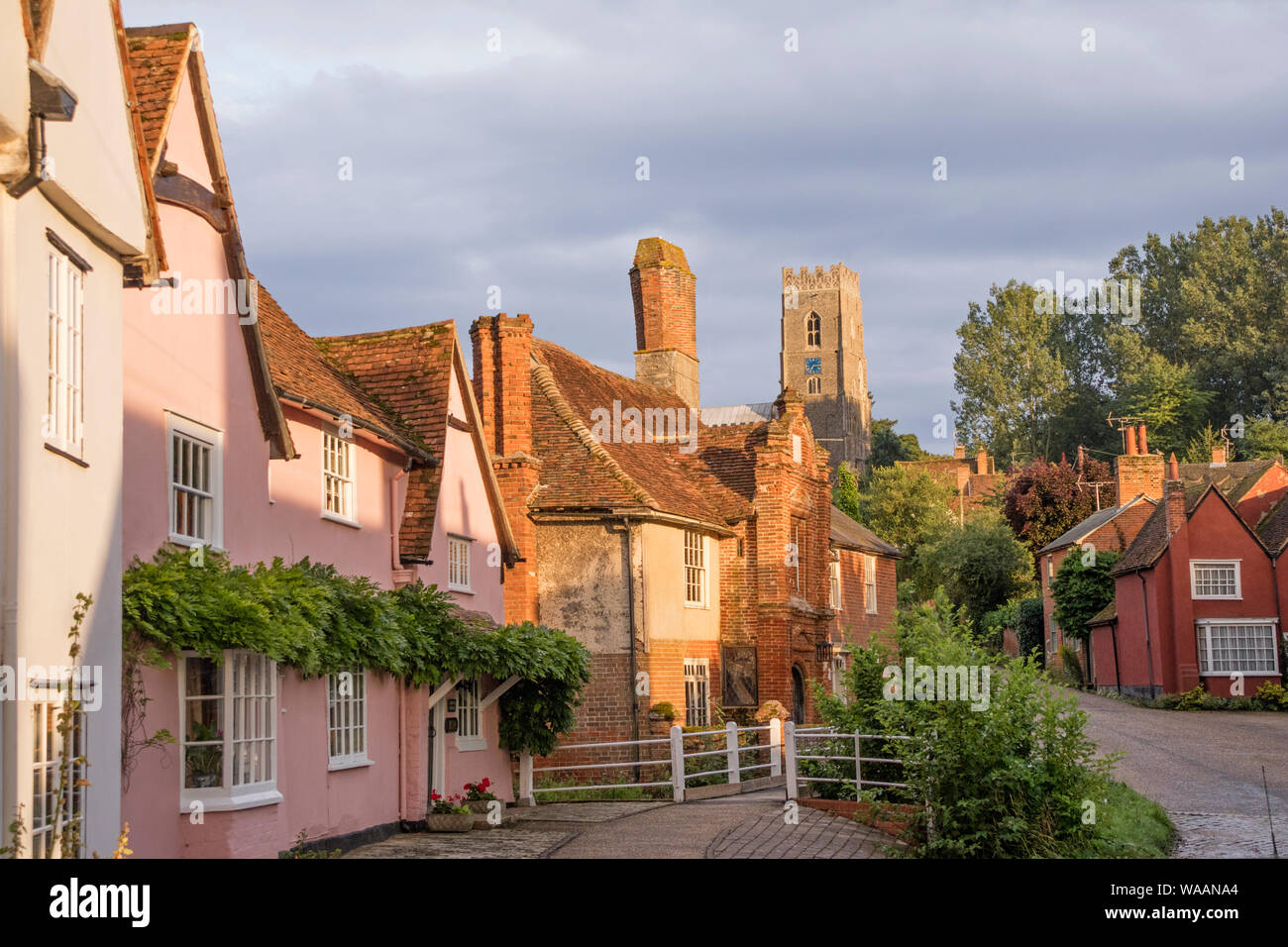 Die malerischen Fachwerkhäuser Dorf Kersey im Abendlicht, Suffolk, England, Großbritannien Stockfoto