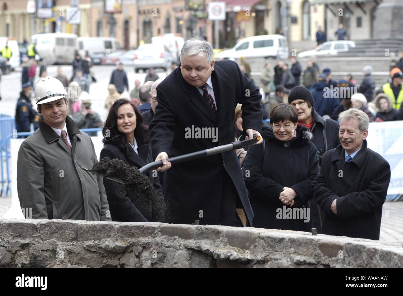 21.03.2006 Warschau, Polen. Präsident Polens Lech Kaczynski gepflanzt, der Baum. Stockfoto