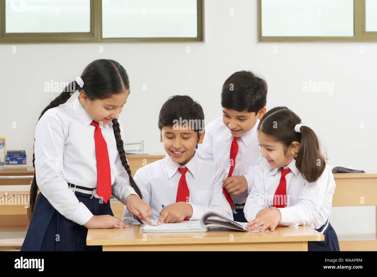 Schülerinnen und Schüler in einem Klassenzimmer zu studieren Stockfoto