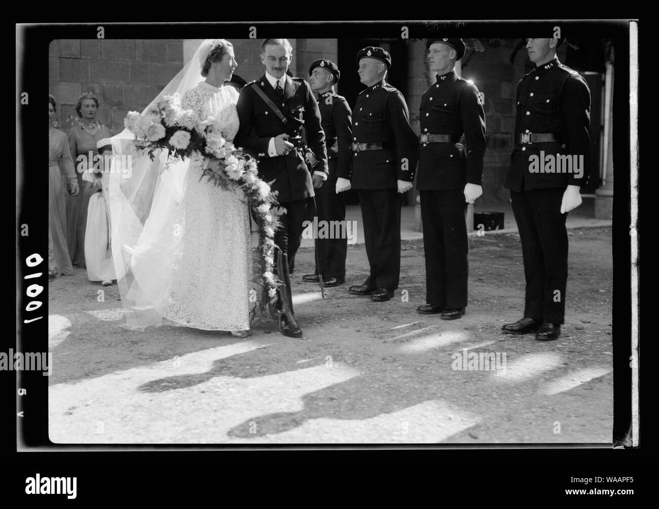 Näher snap von Braut & Bräutigam [Miss Olwen Wainright und Herr Walter Peter Purcell-Gilpin] Zeige Ehrenwache aus der britischen Polizei Stockfoto