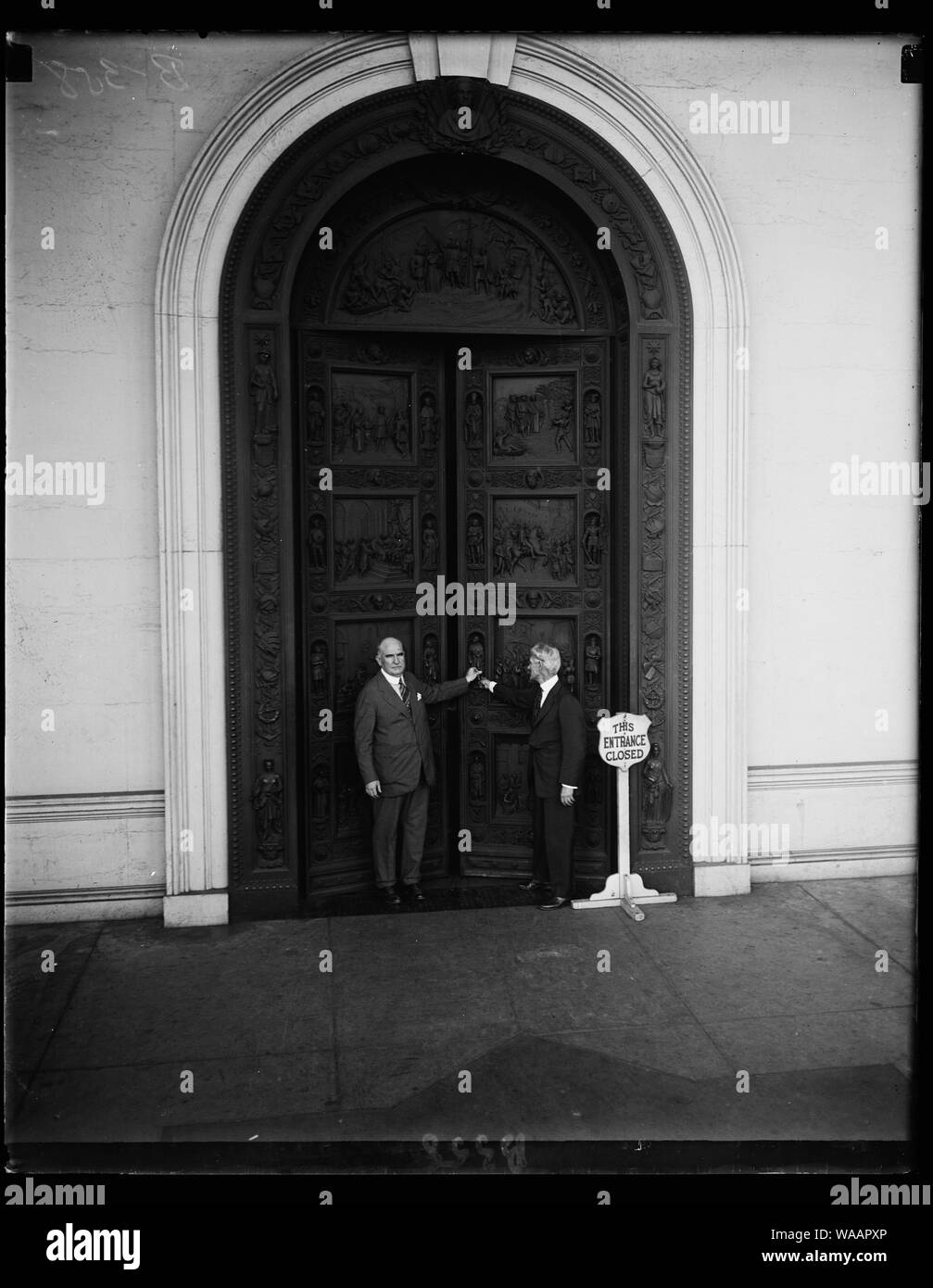 Das Schließen der Türen des Kongresses! Die 69. Kongress zu einem Ende kam Samstag nachmittag Juli 3. Bert W. Kennedy (rechts) Türhüter des Hauses und der J.G. Rodgers, Sergeant an den Armen des Hauses schließen ihre großen bronzenen Türen Stockfoto