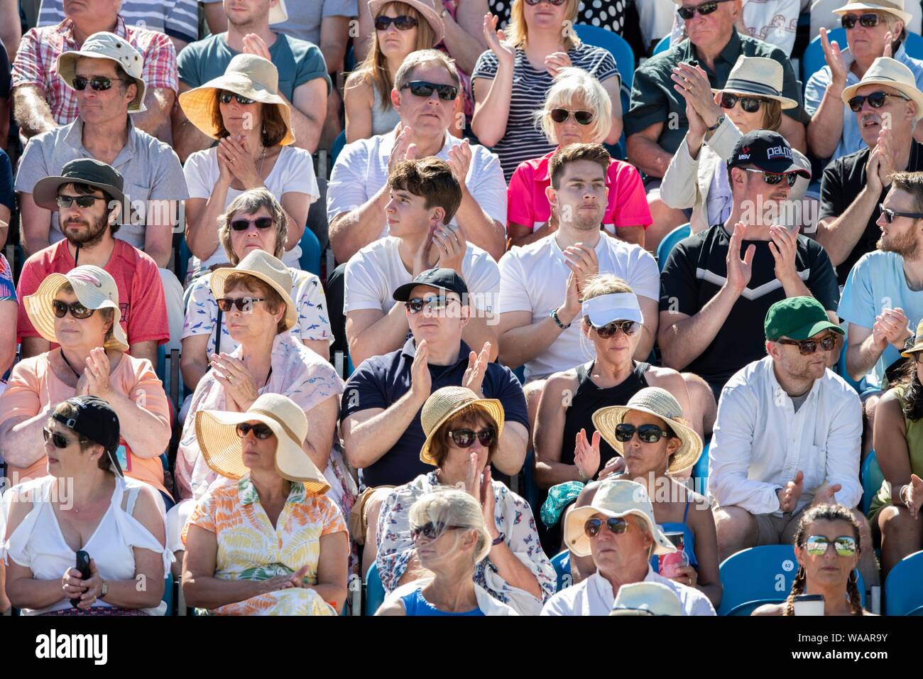 Die Zuschauer applaudieren. Natur Tal International 2018 - Dienstag, 26, Juni, 2018 - Devonshire Park, Eastbourne, England. (Foto: Nick Walker/ Stockfoto