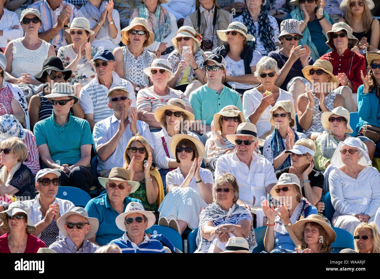 Die Zuschauer applaudieren. Natur Tal International 2018 - Dienstag, 26, Juni, 2018 - Devonshire Park, Eastbourne, England. (Foto: Nick Walker/ Stockfoto