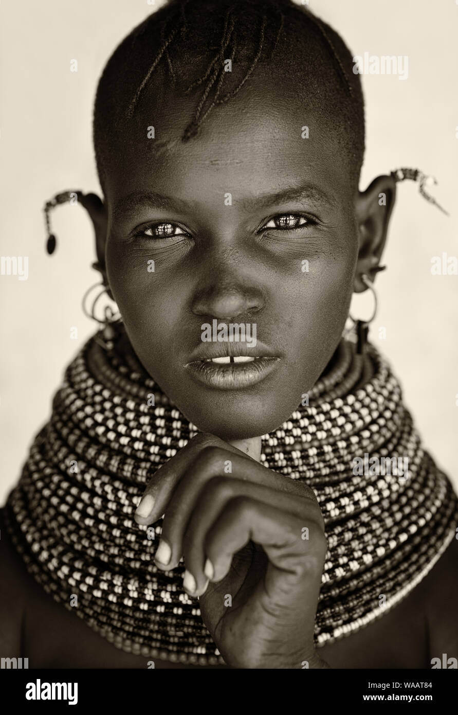 Schöne Turkana tribal Mädchen mit traditionellem Kopfschmuck Halskette und in Loyangalani, Kenia. Stockfoto