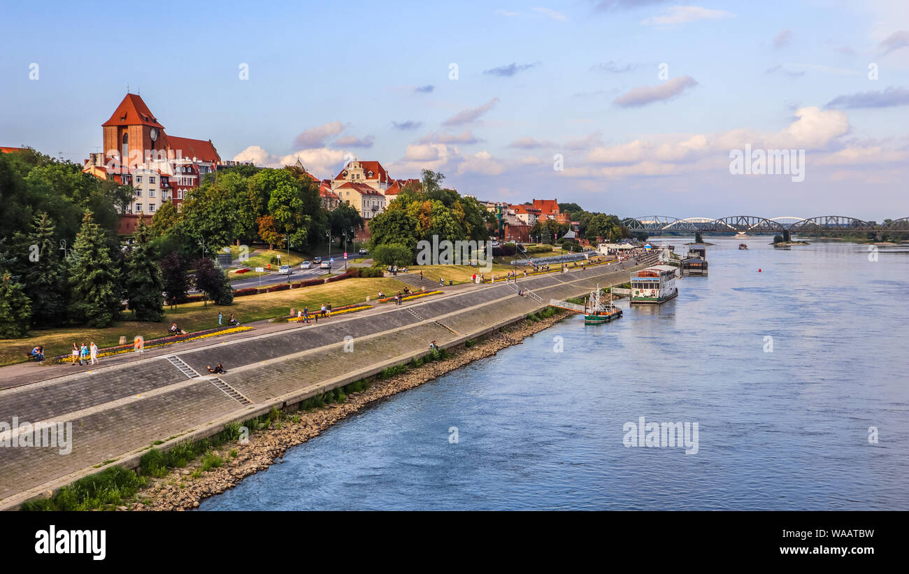 Panoramablick von Thorn Stadt und Wisla (Weichsel) River bei Sonnenuntergang. Polen, Sommer 2019 Stockfoto