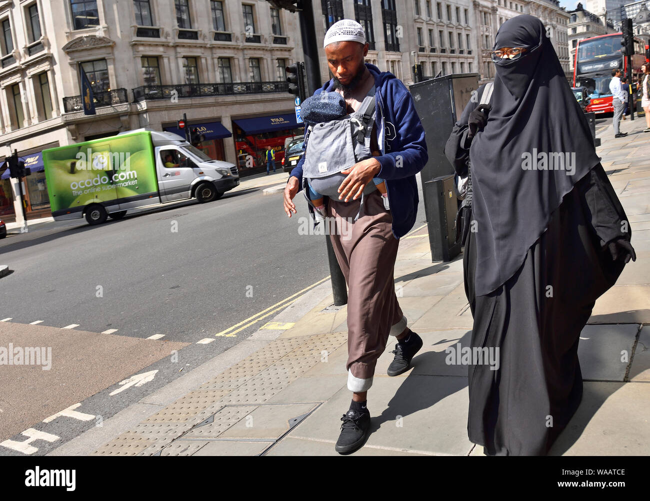 London, England, UK. Junge muslimische Paar mit einem Baby von der Vater in einem PAPOOSE Stockfoto
