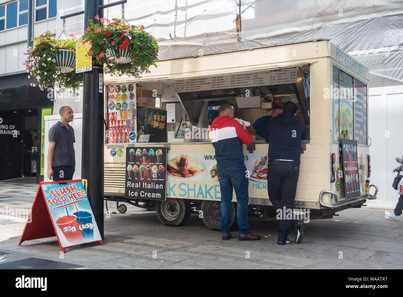 Ein catering van auf Slough High Street, die alles von Burgern bis hin zu Eis. Stockfoto