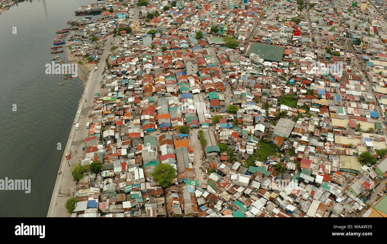 Slum in Manila, Philippinen, Ansicht von oben. viel Müll im Wasser. Stockfoto