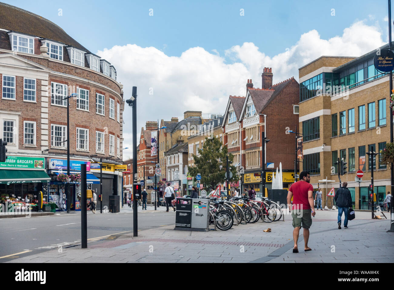 Ein Blick auf die High Street in Slough, Großbritannien. Stockfoto