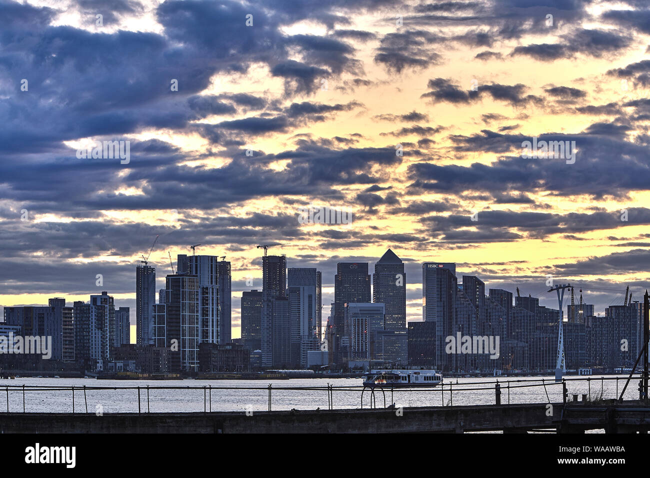 Canary Wharf ist ein beschäftigter finanziellen Bereich mit wolkenkratzern wie die glitzernden One Canada Square gefüllt Stockfoto