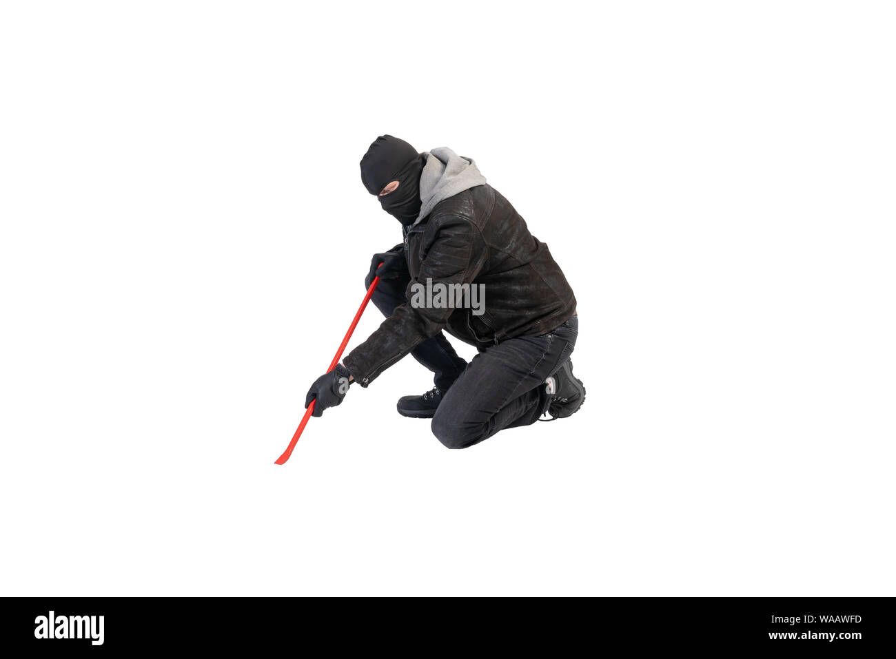 Einbrecher Knie mit der Brechstange und Maske vor einem weißen Hintergrund Stockfoto