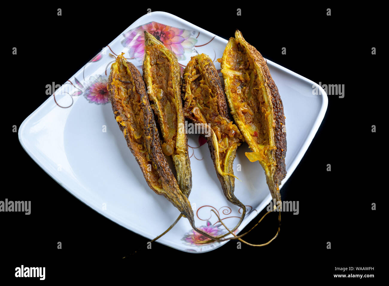 Gebratene Karela (bitteren Kürbis), lecker gefüllte Indische karela sabzi oder ein Rezept. Stockfoto