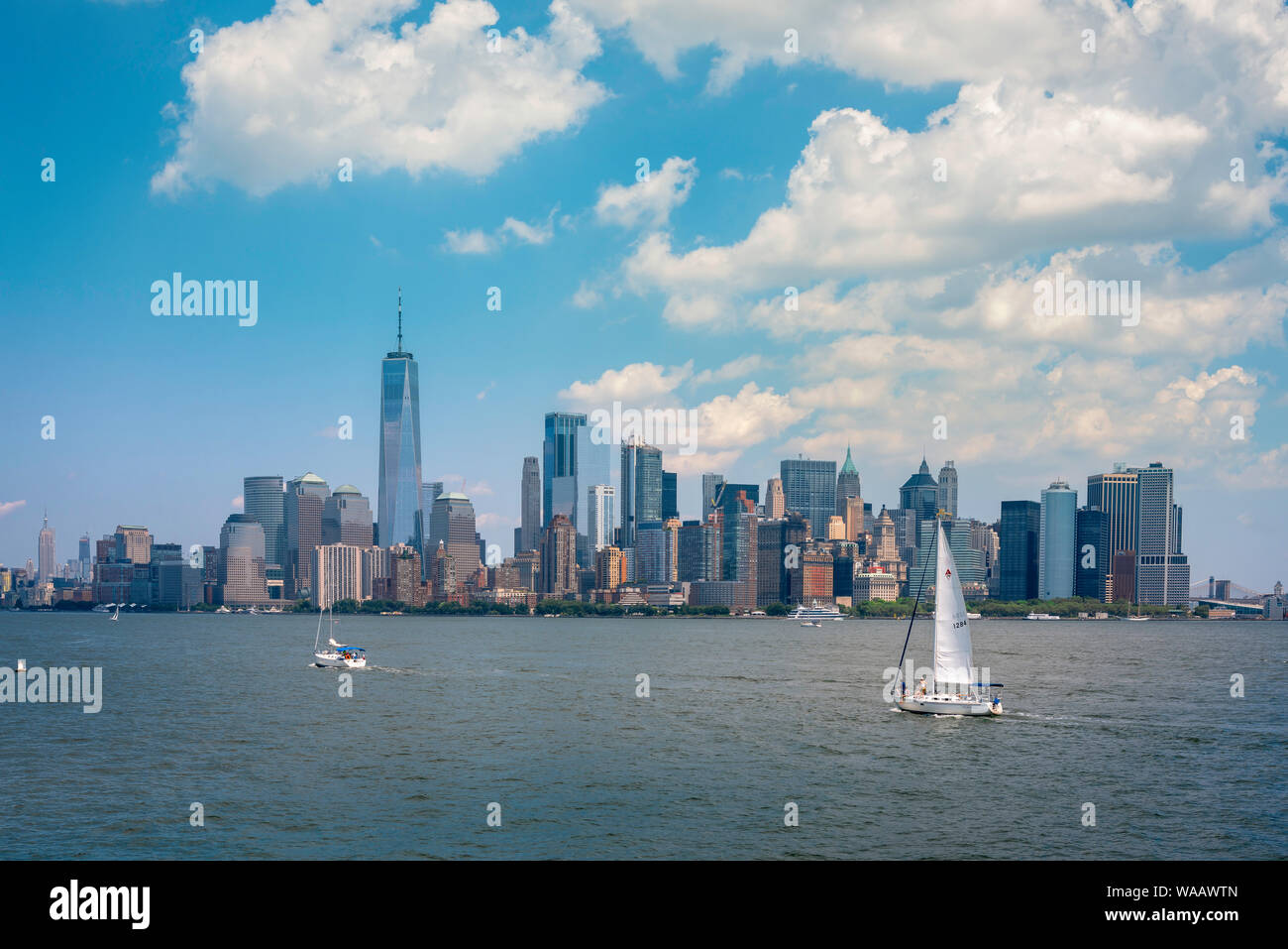 New York City Lifestyle, Aussicht im Sommer von New Yorkern segeln ihre Yachten in der Bucht von Lower Manhattan, New York City, USA. Stockfoto