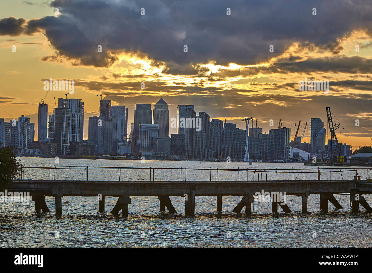 Canary Wharf ist ein beschäftigter finanziellen Bereich mit wolkenkratzern wie die glitzernden One Canada Square gefüllt Stockfoto