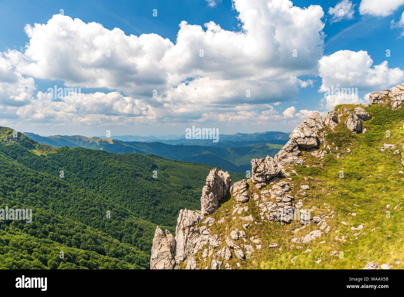 Sommer im Central Balkan National Park in alten Berg (Stara Planina), Bulgarien. Panoramablick auf die atemberaubende Foto. Stockfoto