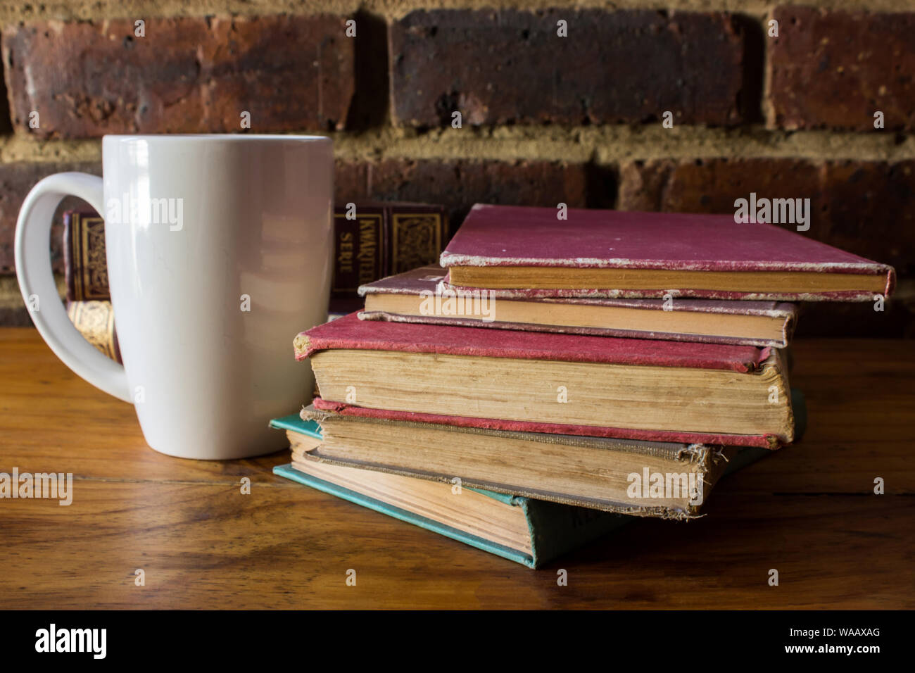 Verschiedene Bücher mit einer Kaffeetasse Stockfoto