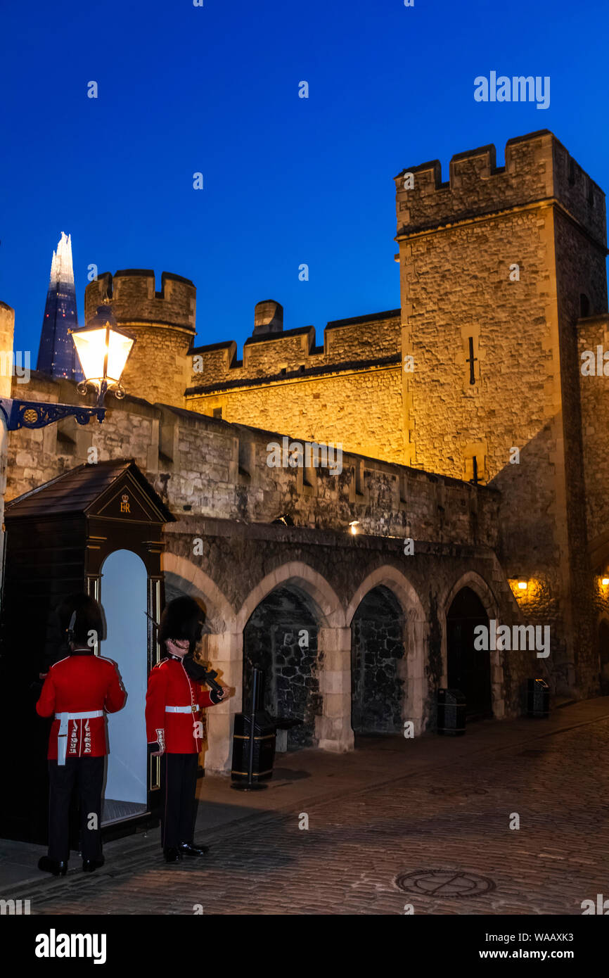 England, London, Tower of London, Nacht Blick in den Tower von London, der die Burgmauern und Wachen mit Der Shard im Hintergrund, 30075121 Stockfoto