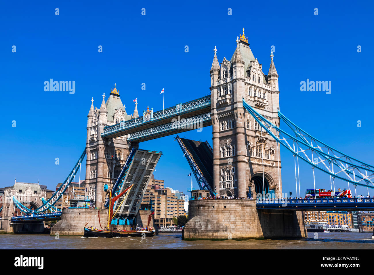 England, London, Tower Bridge Öffnen mit Barge Dame Daphne auf der Durchreise, 30075167 Stockfoto