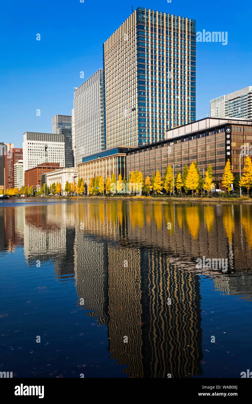 Japan, Honshu, Tokyo, Marunouchi, Hibiya-dori und Marunouchi Bereich Skyline spiegelt sich in der Imperial Palace äußeren Wassergraben, 30076059 Stockfoto