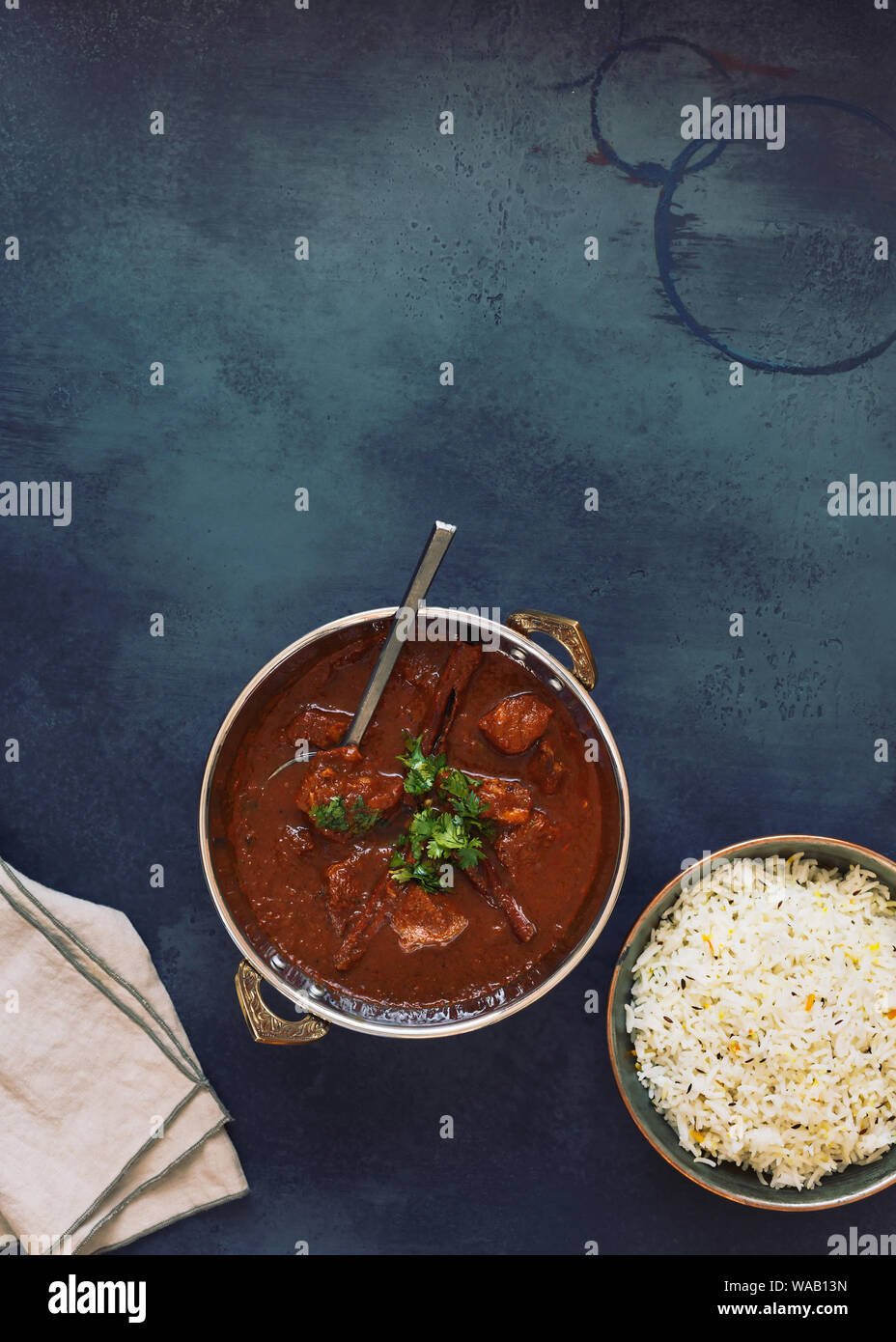 Rogan Josh Lamm Curry, authentische kaschmirischen Lamm Fleisch Curry, serviert mit Reis und pulao mit Koriander garniert, Ansicht von oben Stockfoto
