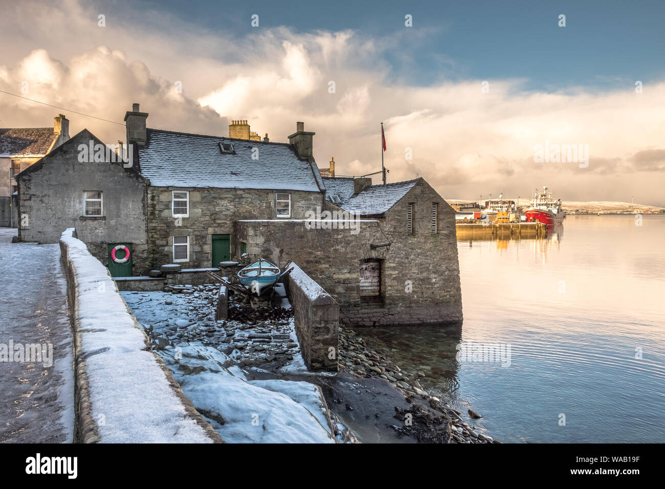 Lerwick Hafen und Harbourside Häuser an einem verschneiten Winter, Shetland Stockfoto