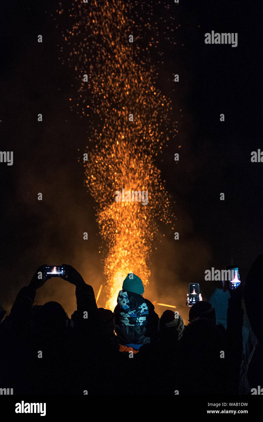 Massen von Menschen versuchen, einen Blick auf die Verbrennung von Der kombüse am spektakulären 2019 Bis Helly Aa-Festival in Lerwick, Shetland (Hochformat) Stockfoto