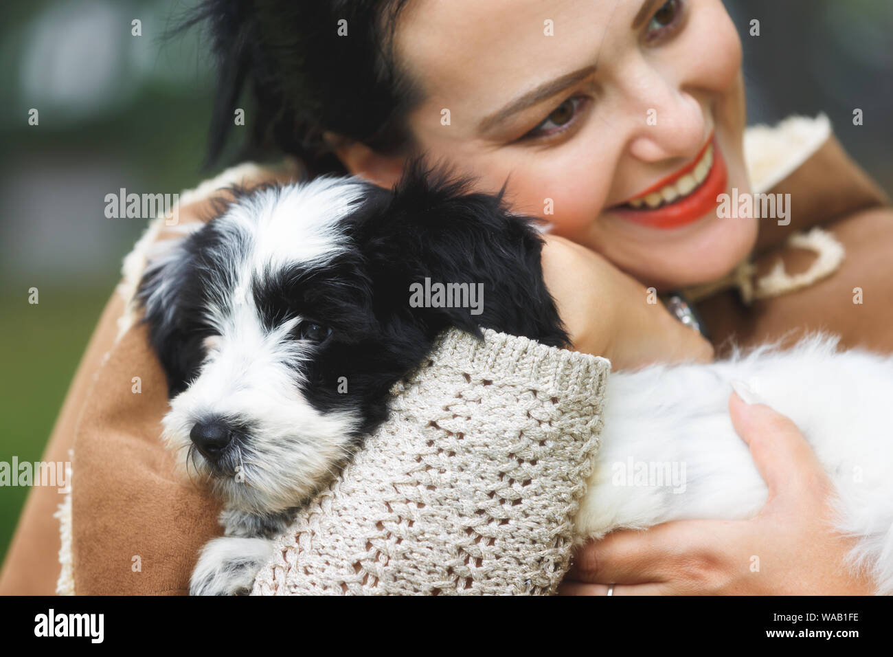 Woman Holding und Ihr neuer Welpe umarmen, Nahaufnahme, selektiver Fokus Stockfoto