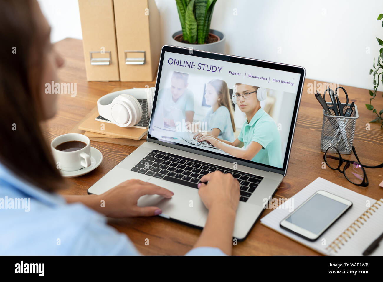 Junge Frau Surfen im Netz bei der Nutzung der Website von Distant Learning Stockfoto