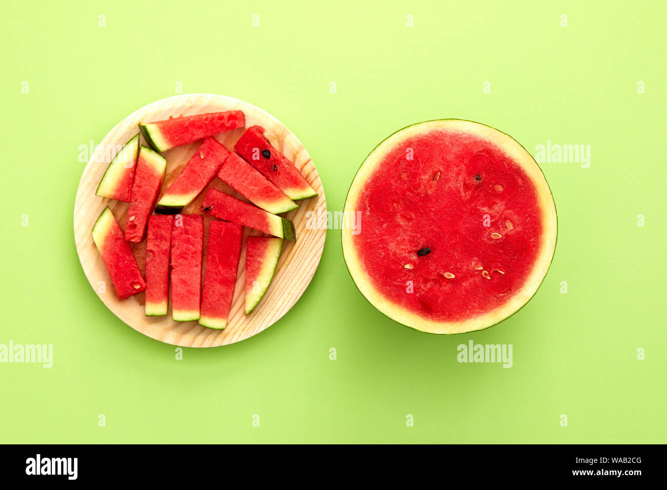 Wassermelone halbieren und Scheiben in Grün isoliert sprießen Hintergrund mit Kopie Raum von oben betrachtet - flatlay suchen Stockfoto