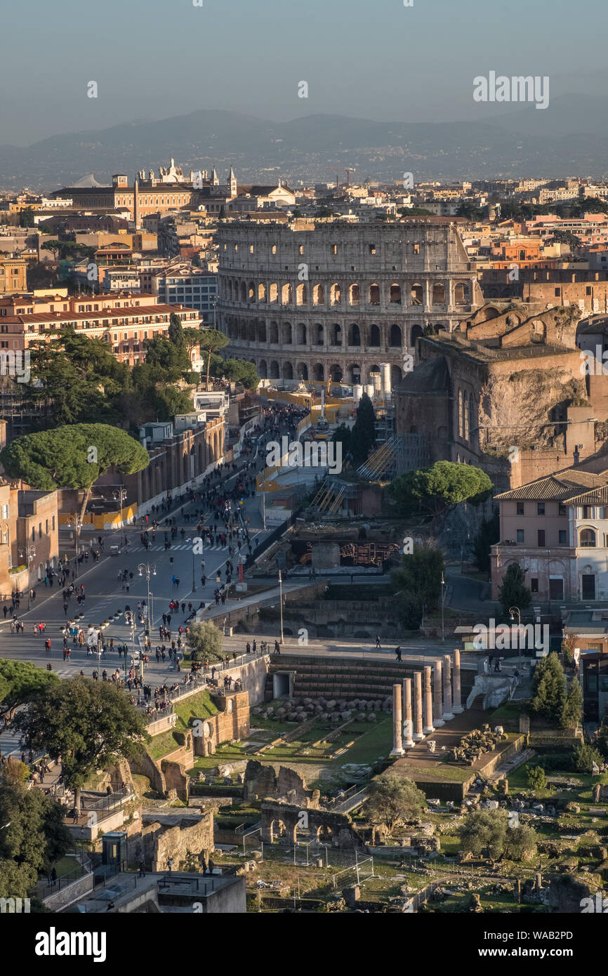 Ein Porträt Blick auf das Forum Romanum und das Kolosseum, Rom, Italien Stockfoto
