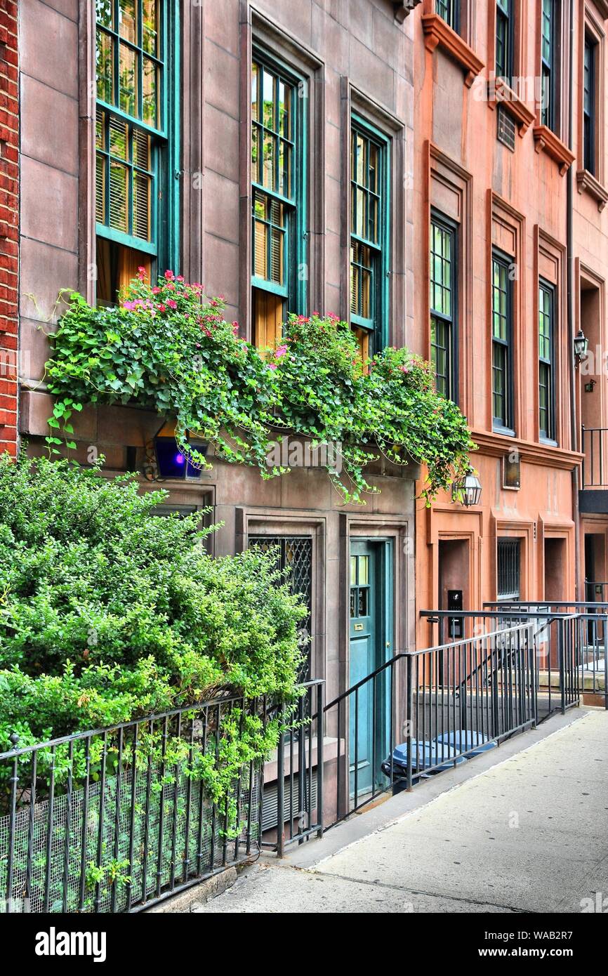 New York brownstone Häuser - alte Stadthäuser in Lenox Hill, Upper East Side in Manhattan. Stockfoto