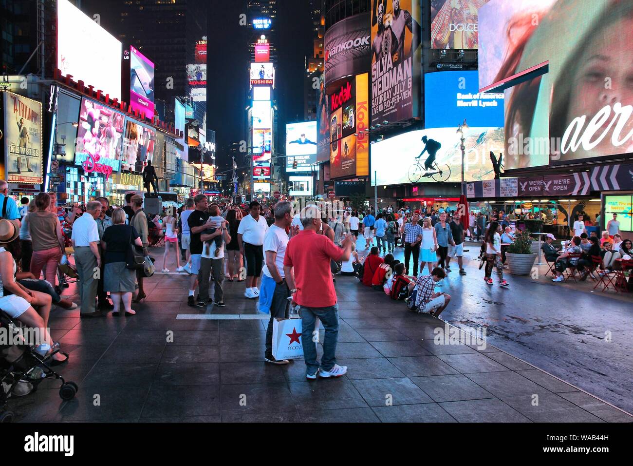 NEW YORK, USA - Juli 1, 2013: die Menschen besuchen Sie den Times Square in New York. Den Platz an der Kreuzung von Broadway und 7. Avenue hat rund 39 Millionen Besucher ein Stockfoto