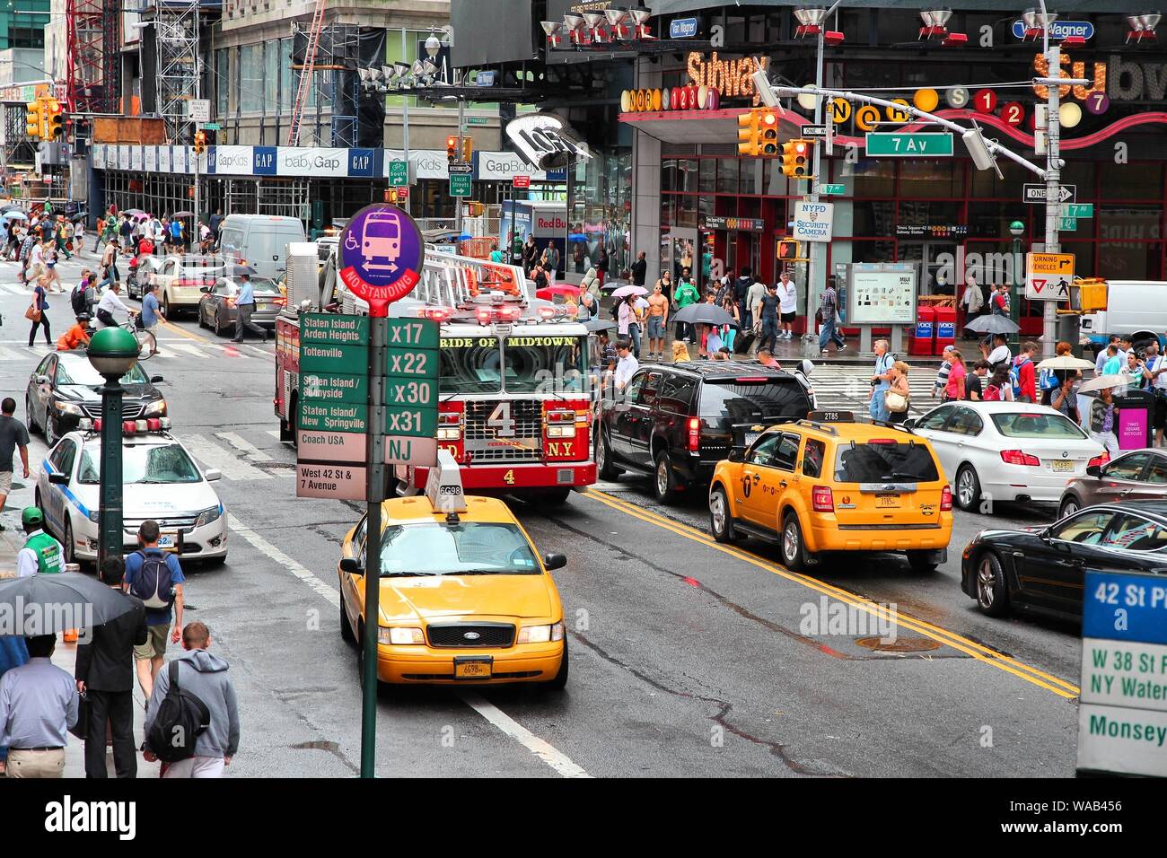 NEW YORK, USA - Juli 1, 2013: die Menschen fahren Yellow Cabs in West 42nd Street in New York. Ab 2012 waren 13,237 gelbe Taxis registriert in Neue Stockfoto