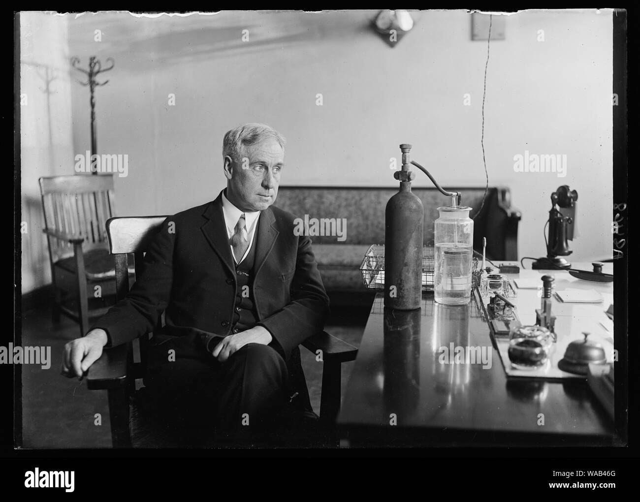 Oberst M.A. DeLaney, USA, der Mann, der wurde die Behandlung von Pres. Coolidge am 22. Während die Pres in der Luft, - enge Zimmer empfangen das chlorgas Behandlung für seine Kälte. Oberst DeLaney ist gerade die Geräte, die der Menge von Gas in die Luft geschickt werden - engen Kammer bezeichnet Stockfoto