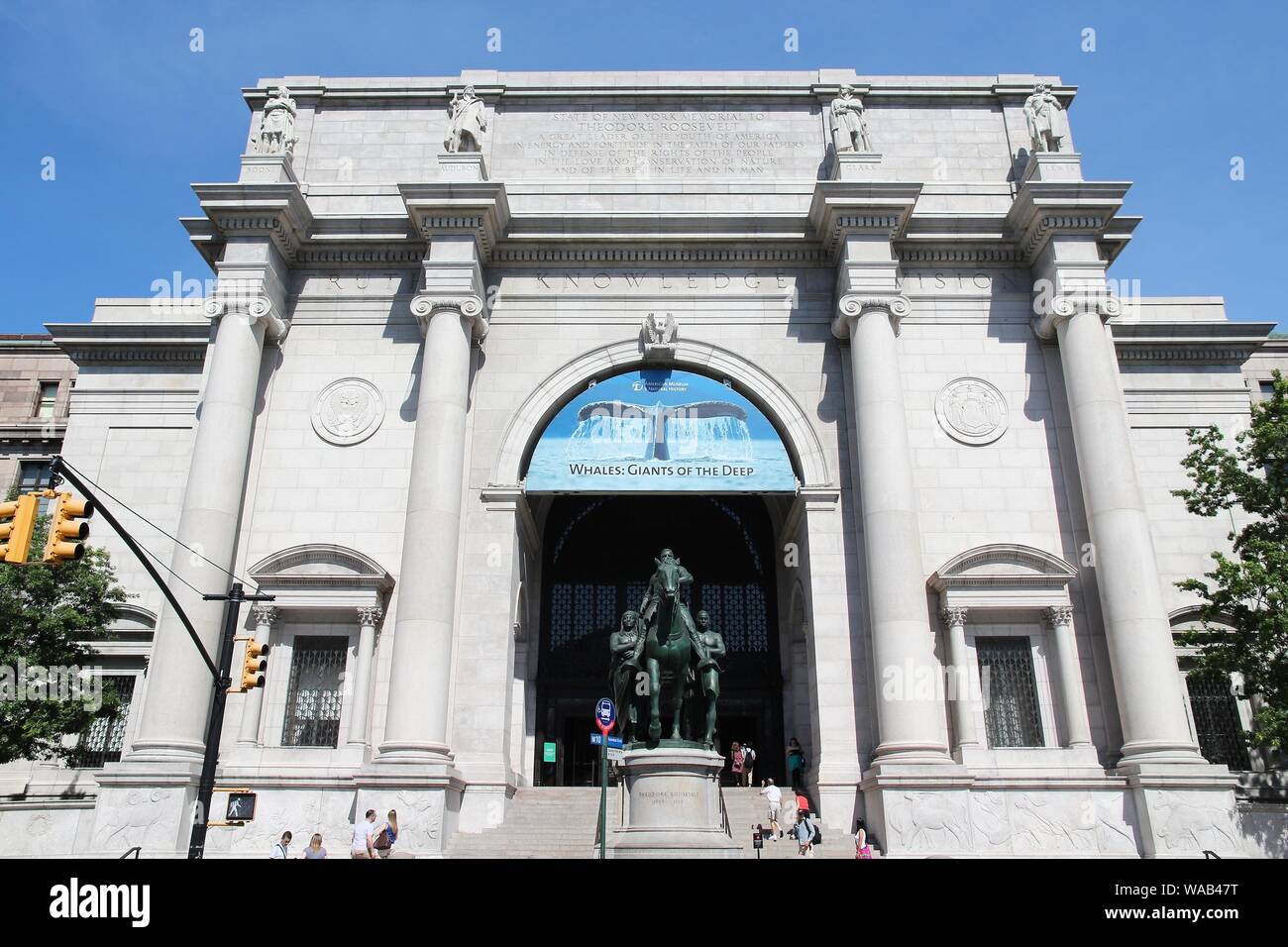 NEW YORK, USA - Juli 6, 2013: die Menschen besuchen American Museum of Natural History in New York. Das Museum hat 5 Millionen jährlichen Besuchern. Stockfoto