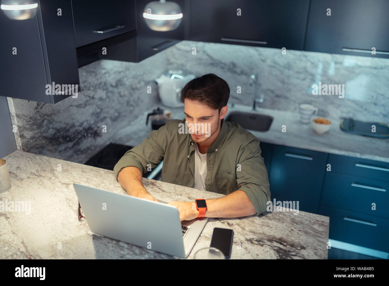 Freelancer tragen smart Watch zu Hause sitzen und arbeiten Stockfoto