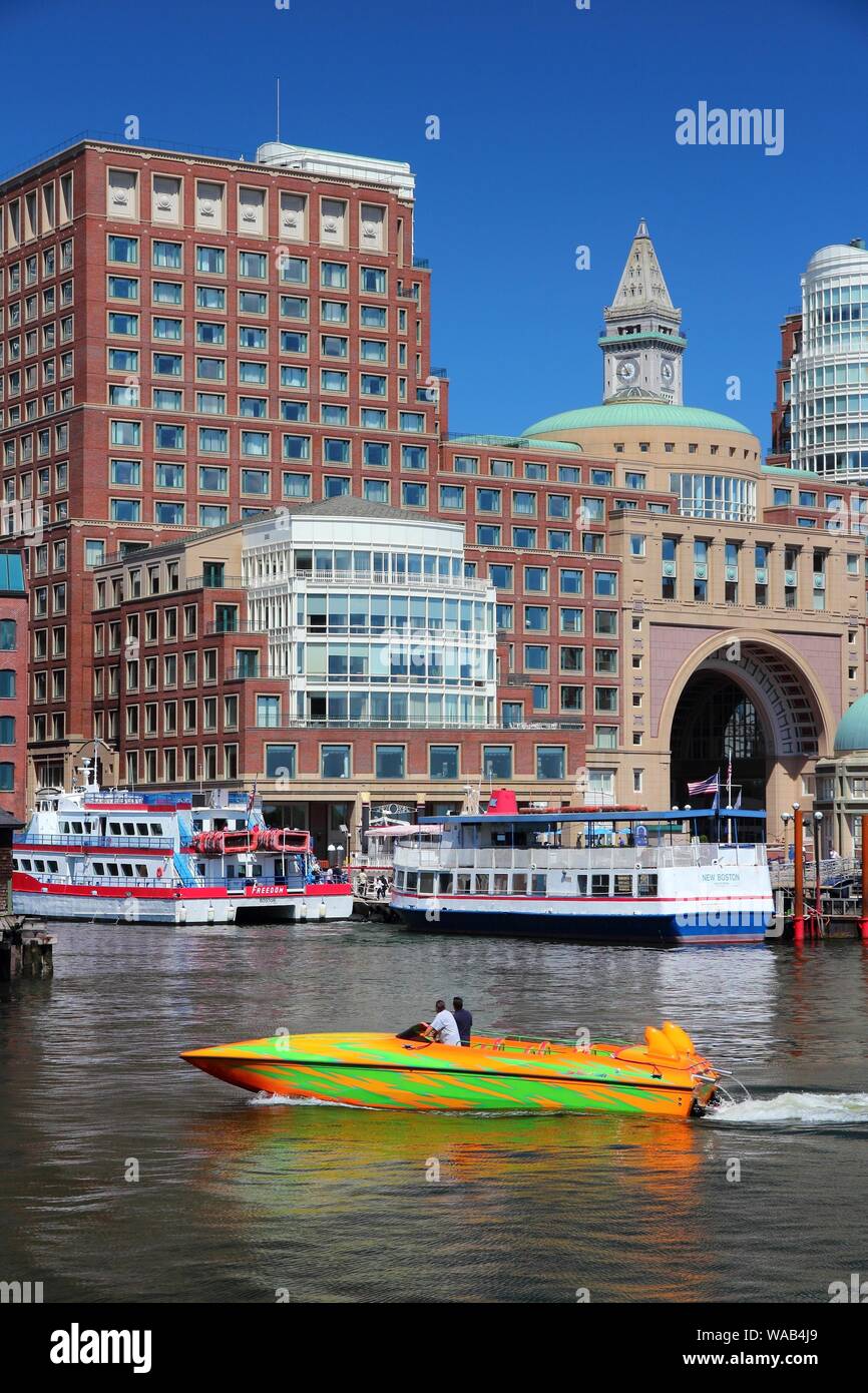 BOSTON, USA - Juni 9, 2013: die Menschen fahren mit dem Motorboot in Boston, USA. Boston ist die größte Stadt in Massachusetts mit geschätzten Bevölkerung 2014 der 645. Stockfoto