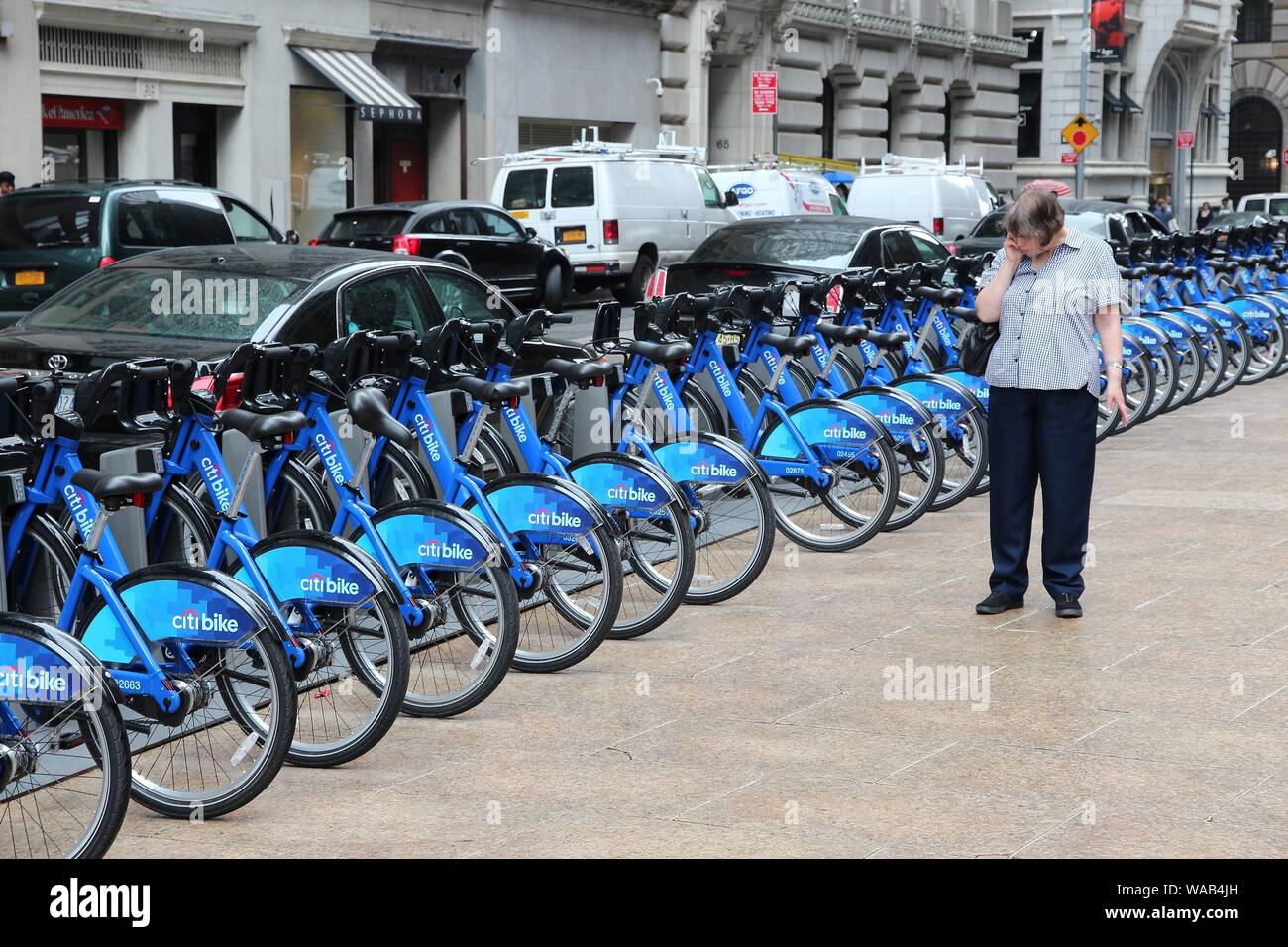 NEW YORK, USA - Juli 2, 2013: Person geht durch Citibike Fahrradverleih Station in New York. Mit 330 Stationen und 6.000 Fahrräder Es ist eines der Top 10-bi Stockfoto