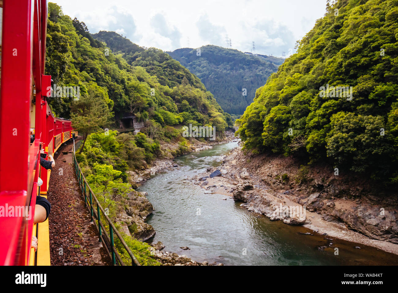 Der weltberühmte Sagano romantischen Zug entlang der Katsura River in der Nähe von Kyoto, Japan Stockfoto